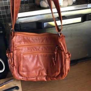 Brand new w/o tags faux leather purse. I didn’t like color. Multiple pockets.